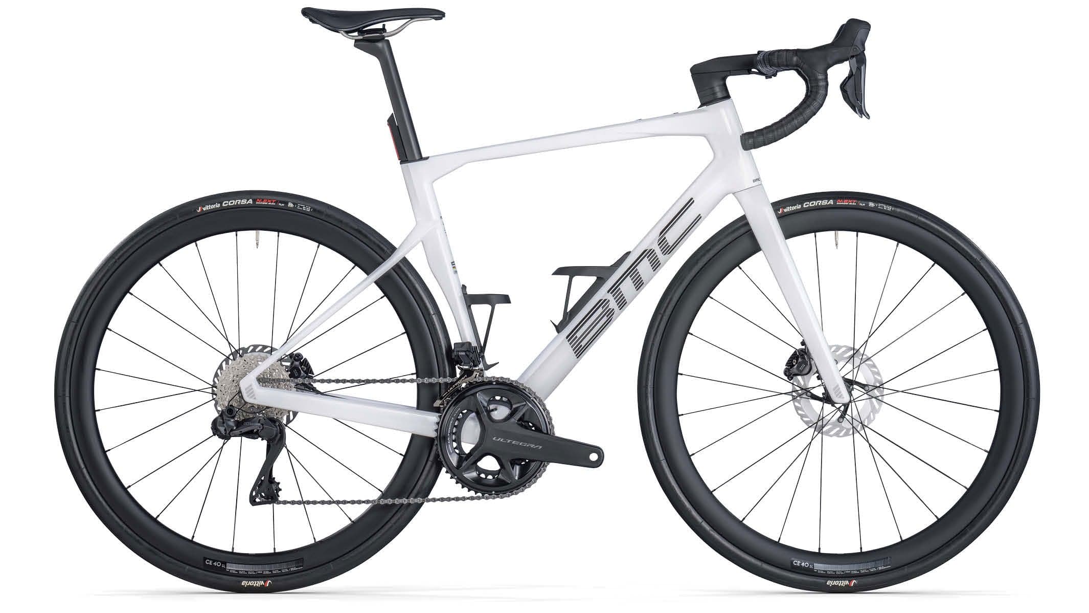 BMC Roadmachine 01 Four (2026), Metallic White, Seitenansicht Antriebsseite, freigestellt auf Weiß, 2130x1198 px