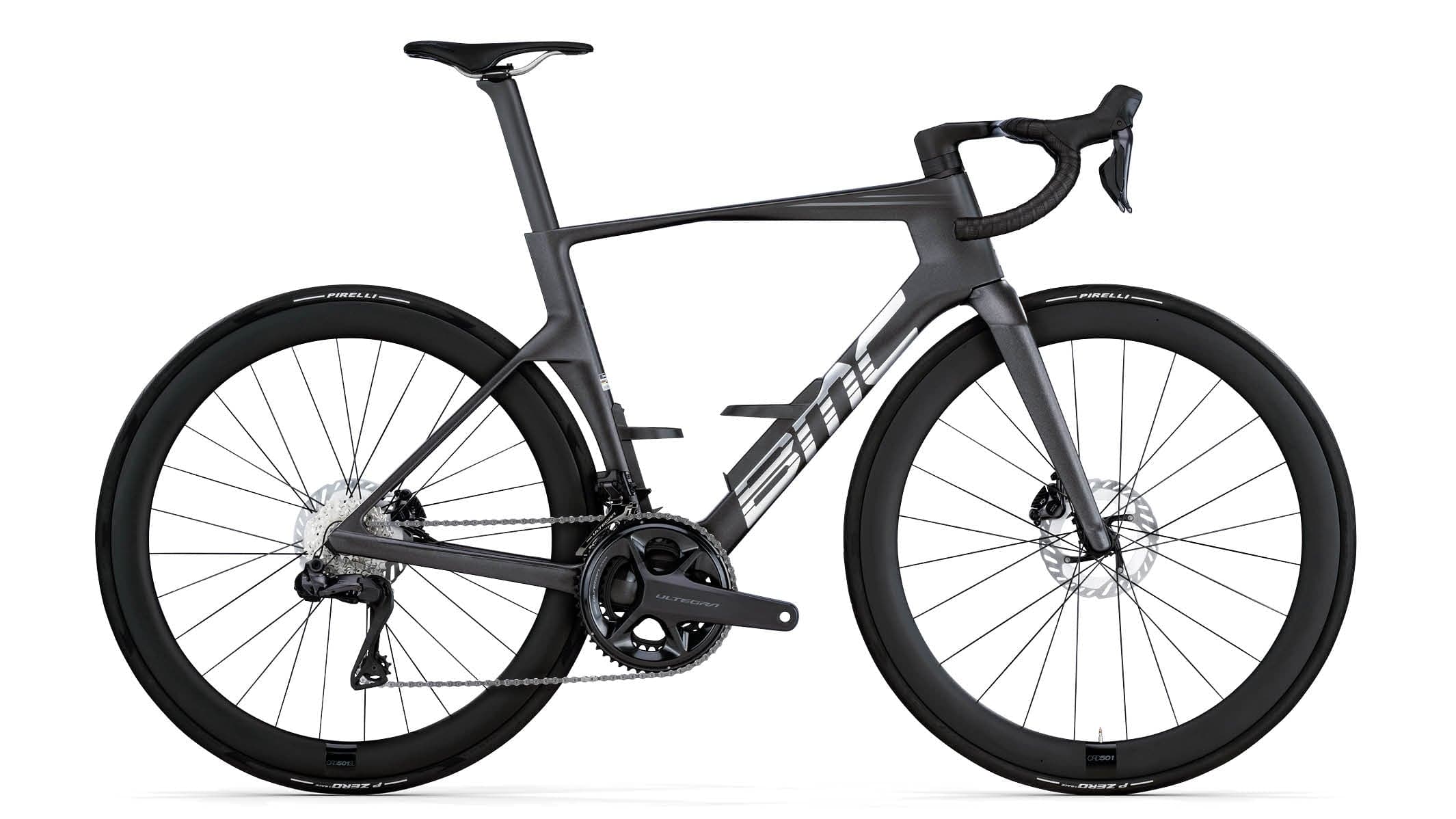 BMC Teammachine R01 Four (2026), Anthracite / Carbon (Herstellerbezeichnung; Dateiname 'black'), einzige MY2026-Farbe, Seitenansicht Antriebsseite, freigestellt, weißer Hintergrund, 2130x1198 px