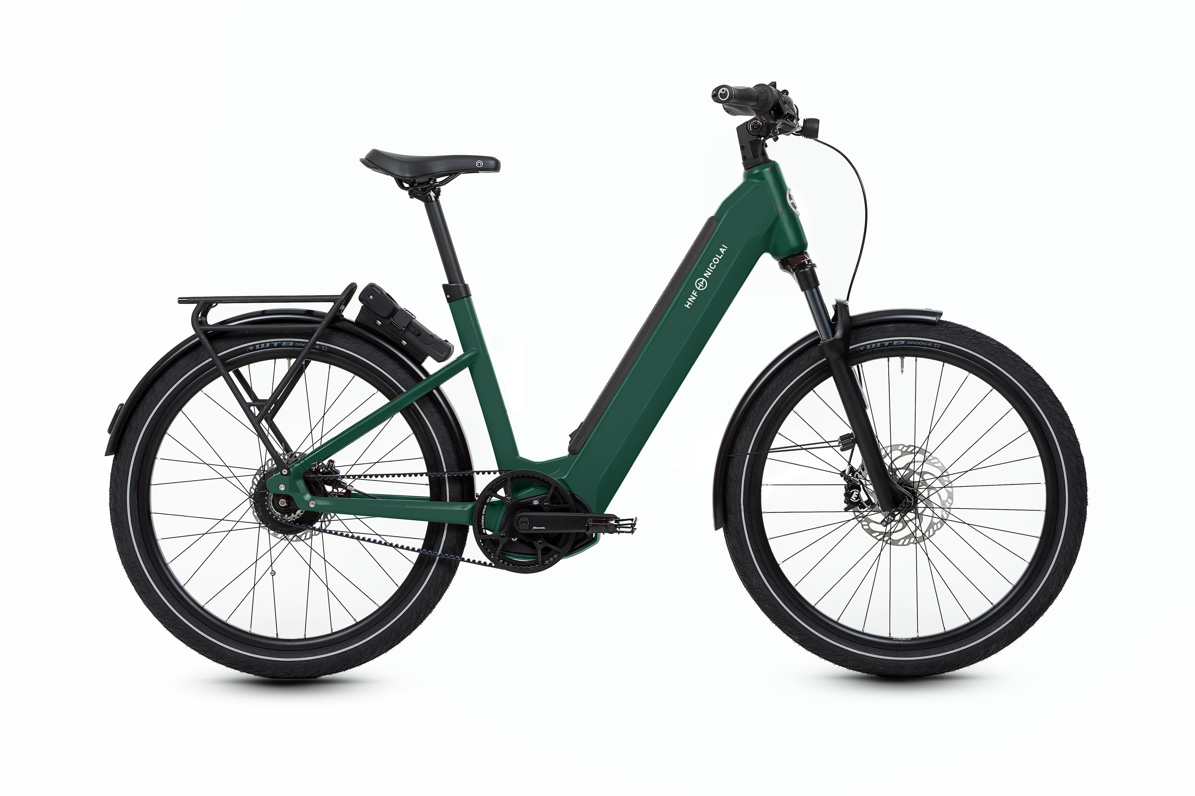HNF UD4 Rohloff (2023), British Racing Green, Seitenansicht rechts, freigestellt auf Weiß, Original 5128x3419 px (Sichtprüfung: grüner Tiefeinsteiger mit Riemen, Nabenschaltung, Faltschloss am Gepäckträger)