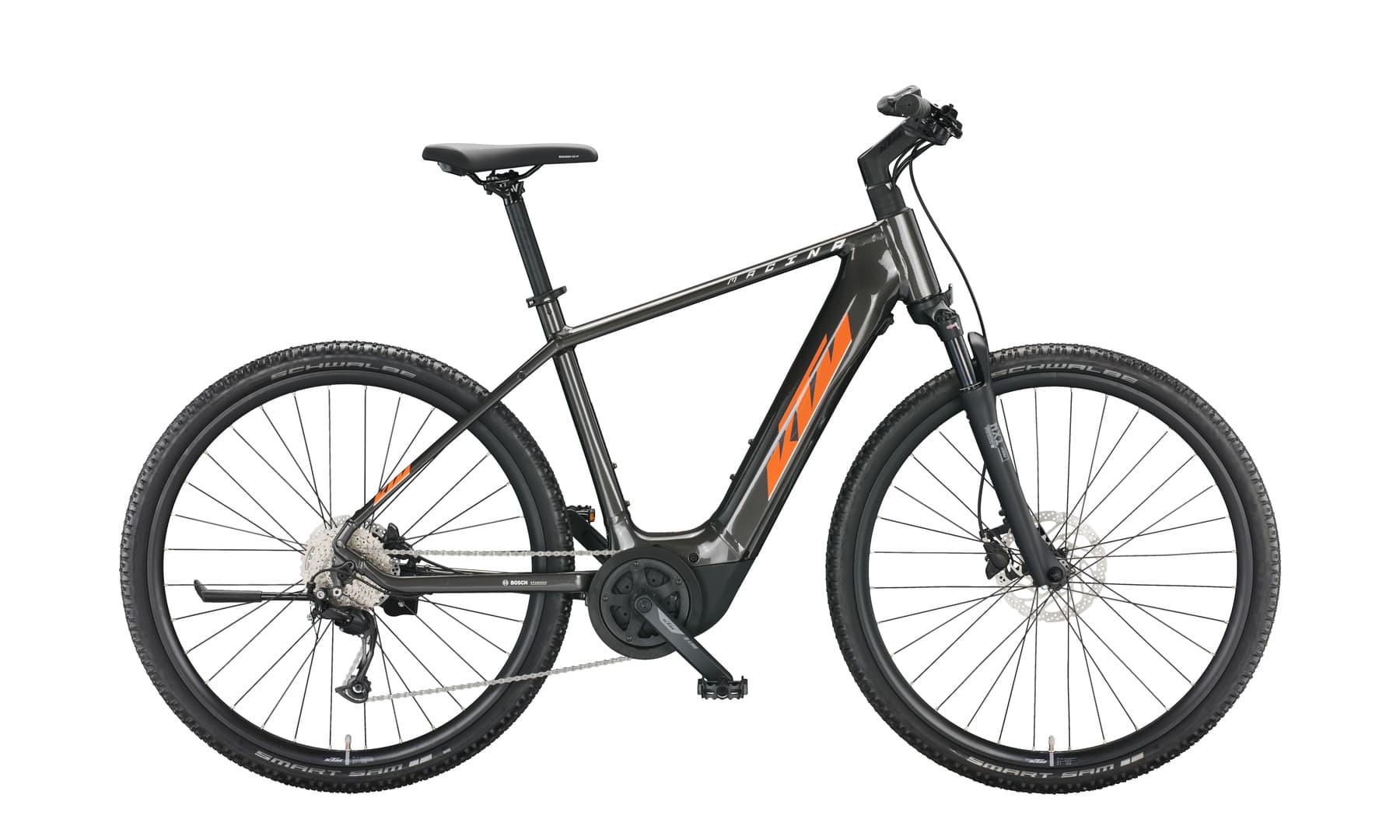 KTM Macina Cross P510 (2022), machine grey (orange+silver) – dunkelgrau mit orangem KTM-Logo; Herstellerbild zeigt Herrenrahmen 51 cm; 1800x1080 px, weißer Hintergrund, side