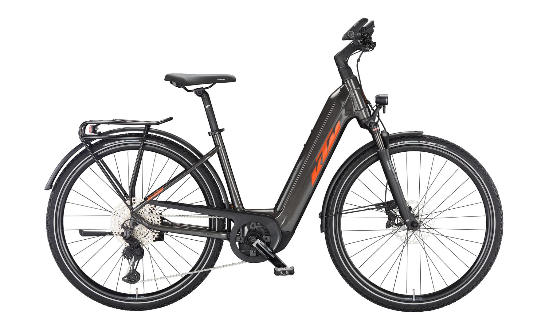 KTM Macina Sport 720 (2023), Machine Grey (Orange+Black) – dunkles Anthrazit-Metallic mit orangem KTM-Logo; entspricht Lagerliste 'anthrazit', Seitenansicht Tiefeinsteiger (KTM 'US'-Rahmen, abgebildet Größe 46), freigestellt auf weißem Hintergrund, 1800x1080 px (Originaldatei, größer als die srcset-Varianten bis 1110w)