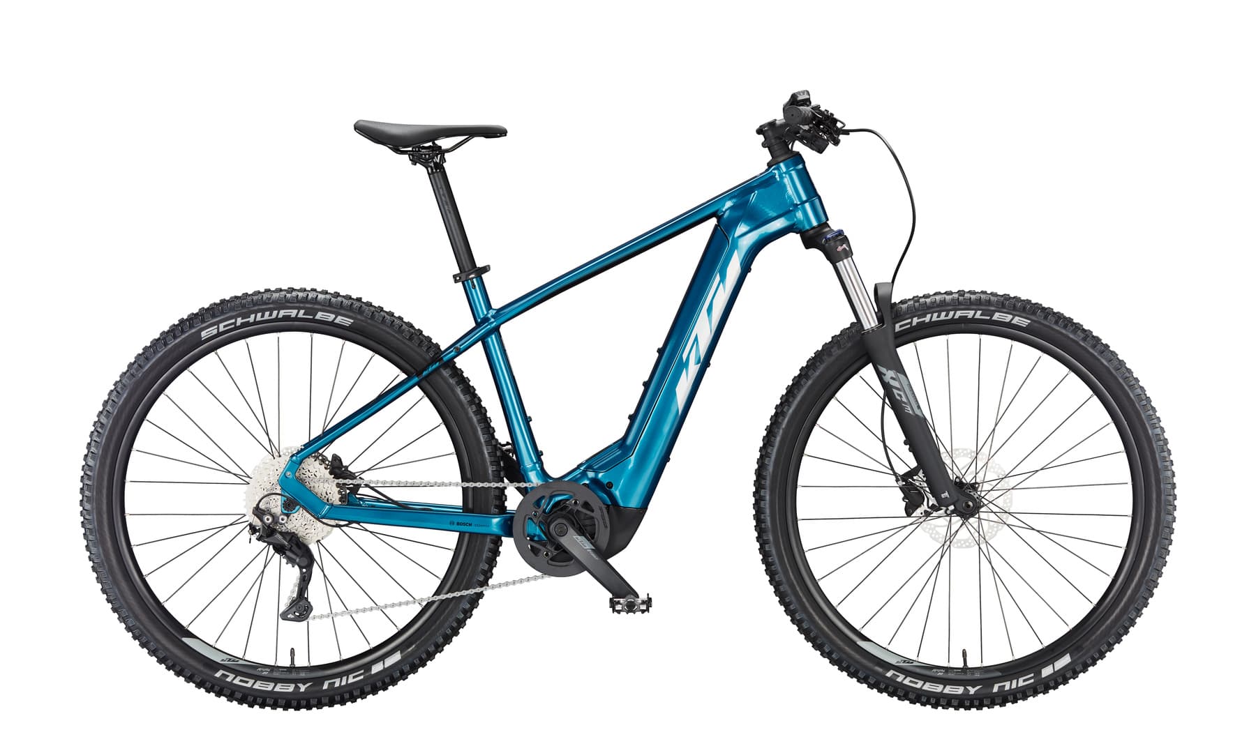 KTM Macina Team 691 (2023), vital blue (silver-black), Seitenansicht freigestellt, weisser Hintergrund, 1800x1080 px (Original; srcset-Varianten 1110/930/690/545 px)