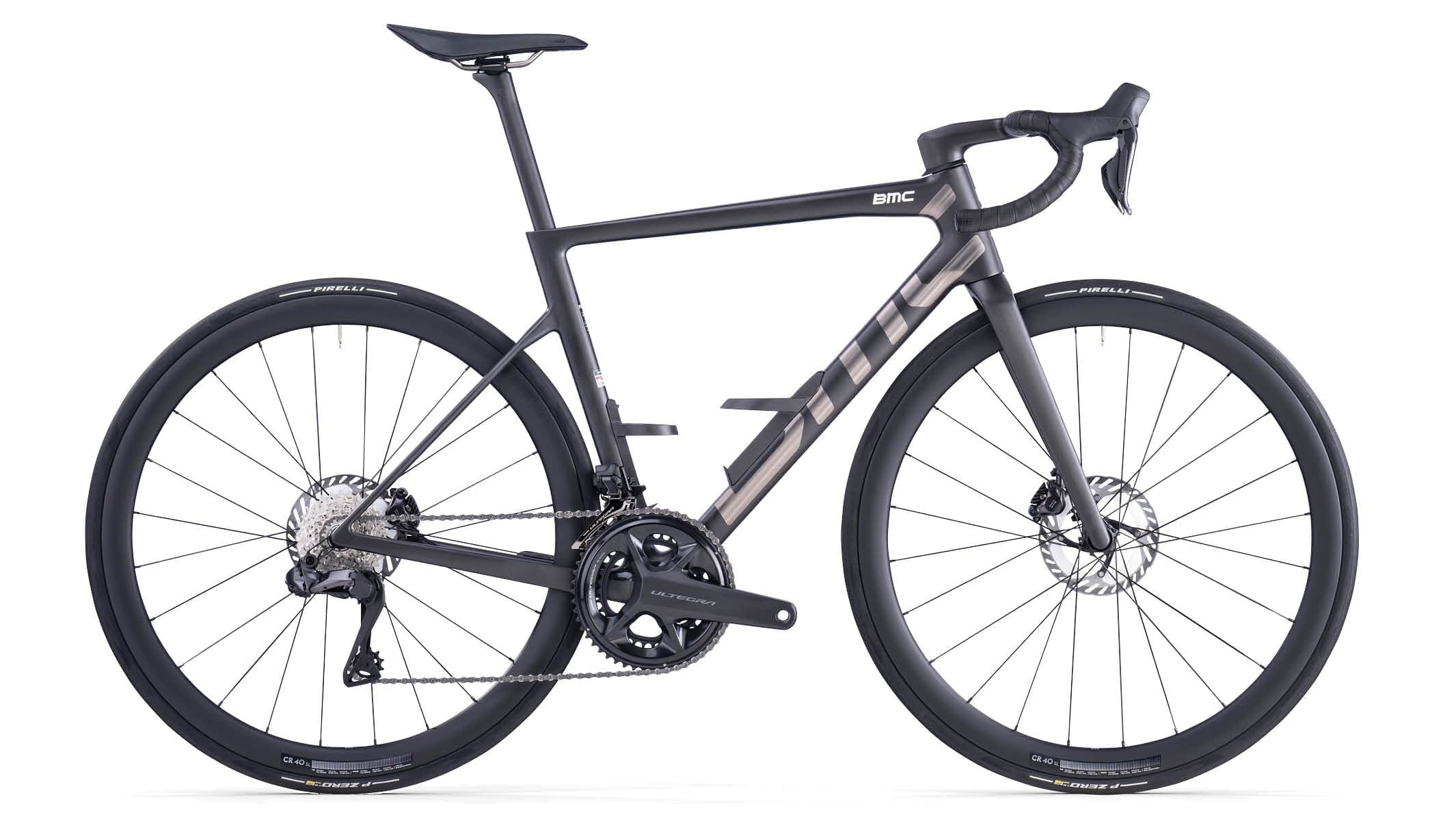 BMC Teammachine SLR01 Four (2026), Carbon Black (BMC-Bezeichnung), entspricht anthrazit, Seitenansicht freigestellt, weißer Hintergrund, 2130x1198 px