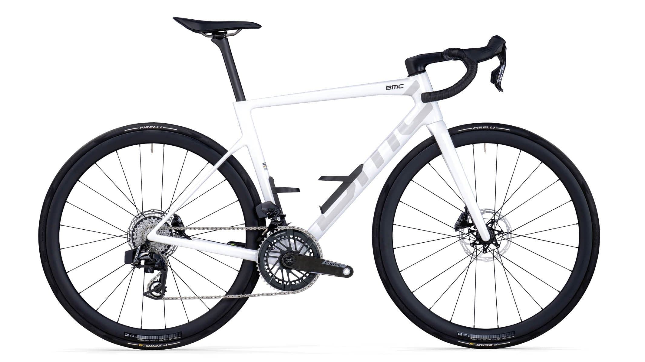 BMC Teammachine SLR01 Three (2026), Metallic White / Silver, Seitenansicht (Antriebsseite), freigestellt auf Weiß, 2130x1198 px (Original = größte Version)